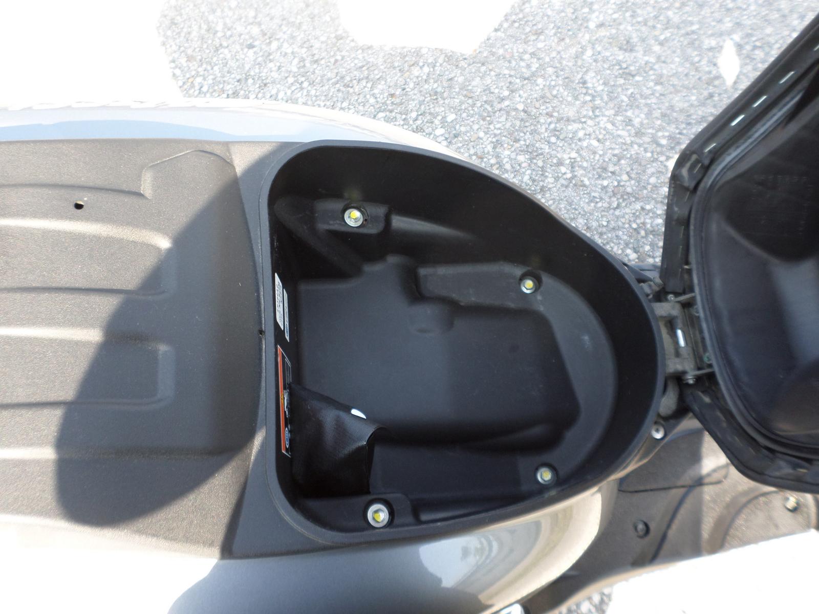 Honda<br>SH 300 mit Topcase – Bild 10