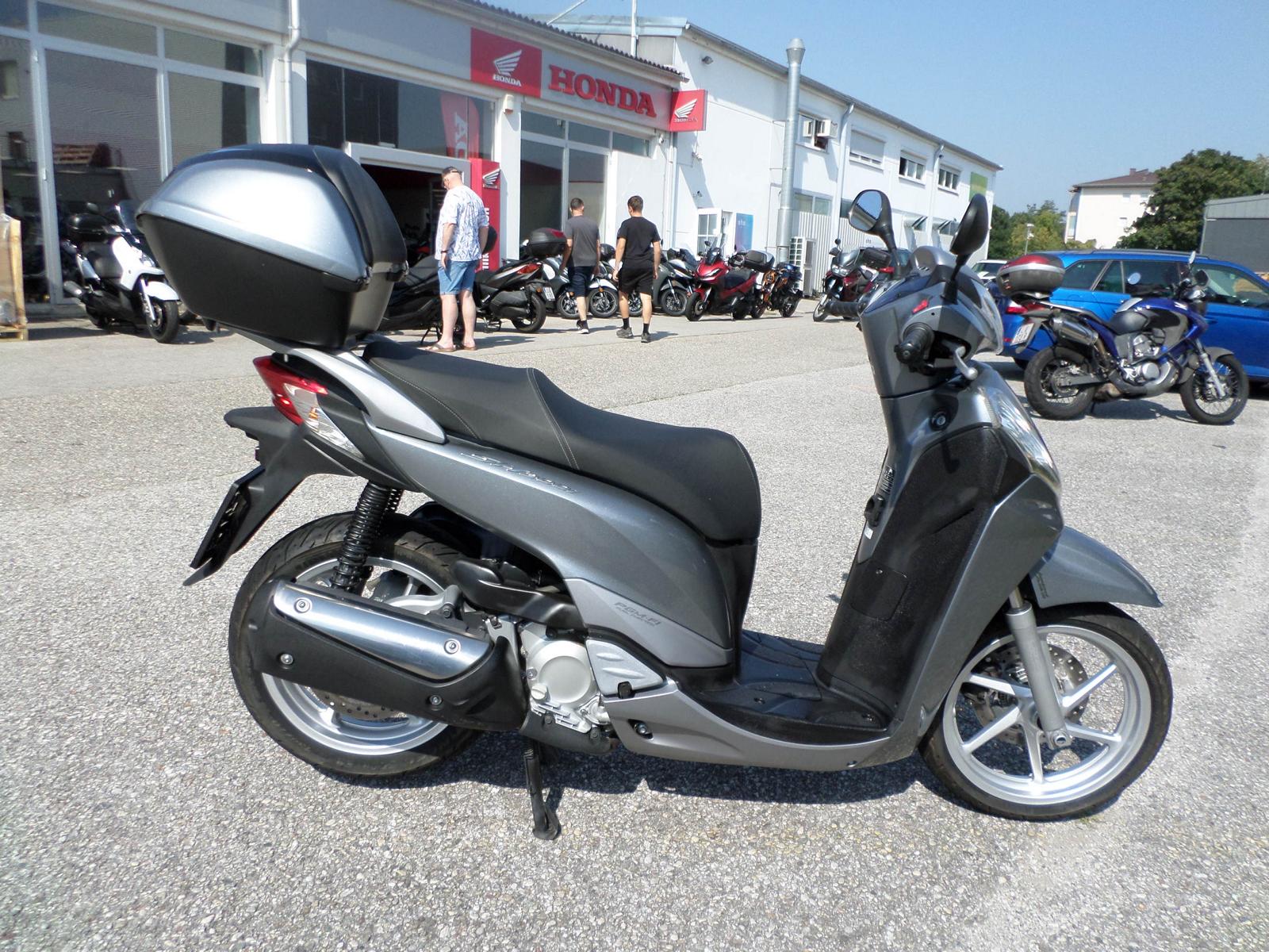 Honda<br>SH 300 mit Topcase – Bild 2