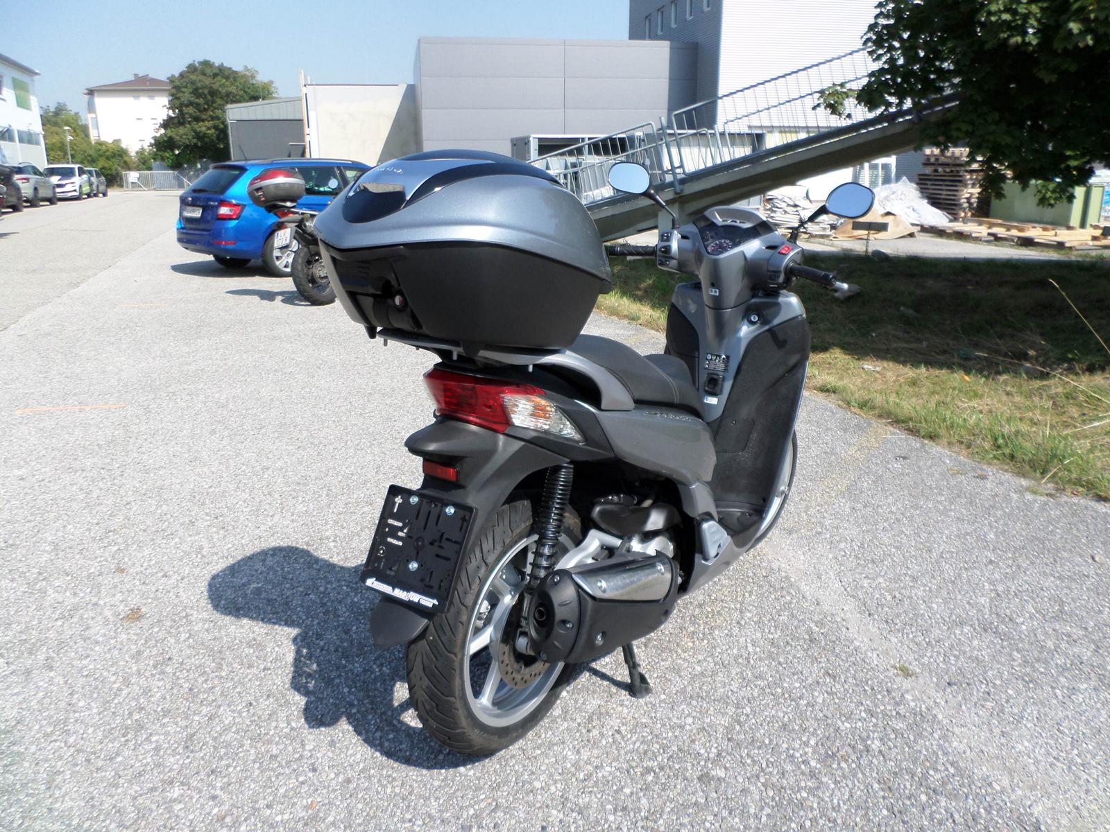 Honda<br>SH 300 mit Topcase – Bild 3