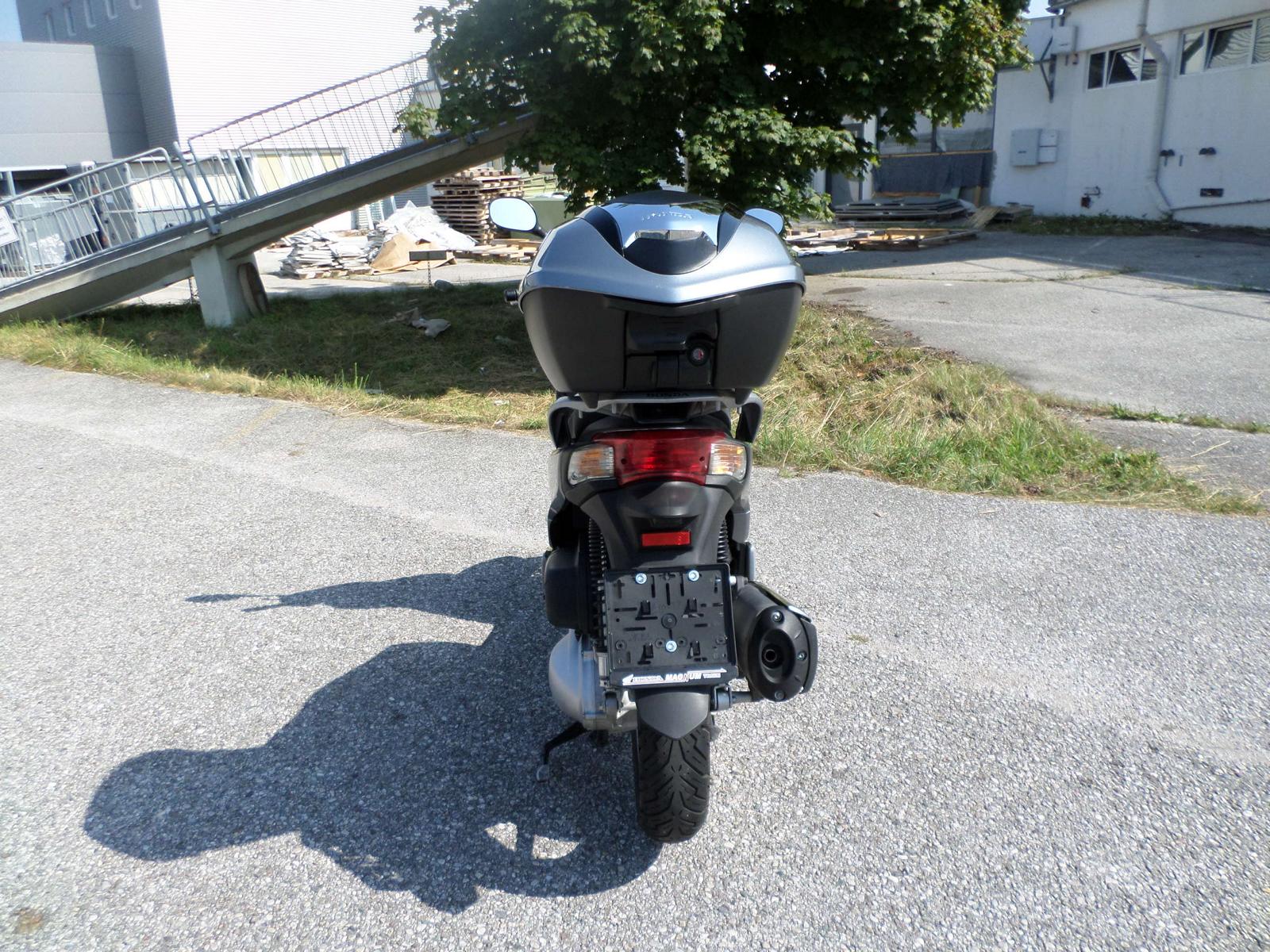 Honda<br>SH 300 mit Topcase – Bild 4