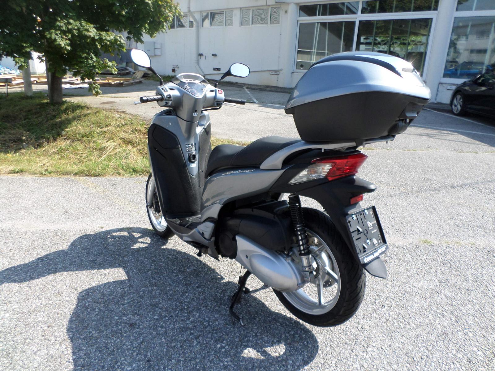 Honda<br>SH 300 mit Topcase – Bild 5