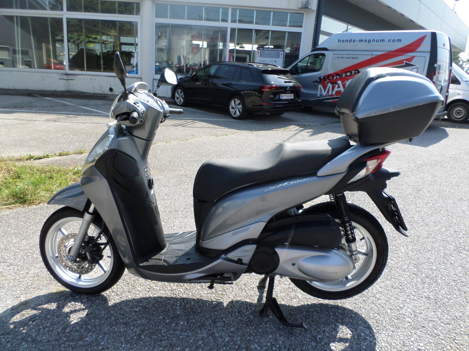 Honda<br>SH 300 mit Topcase – Bild 6