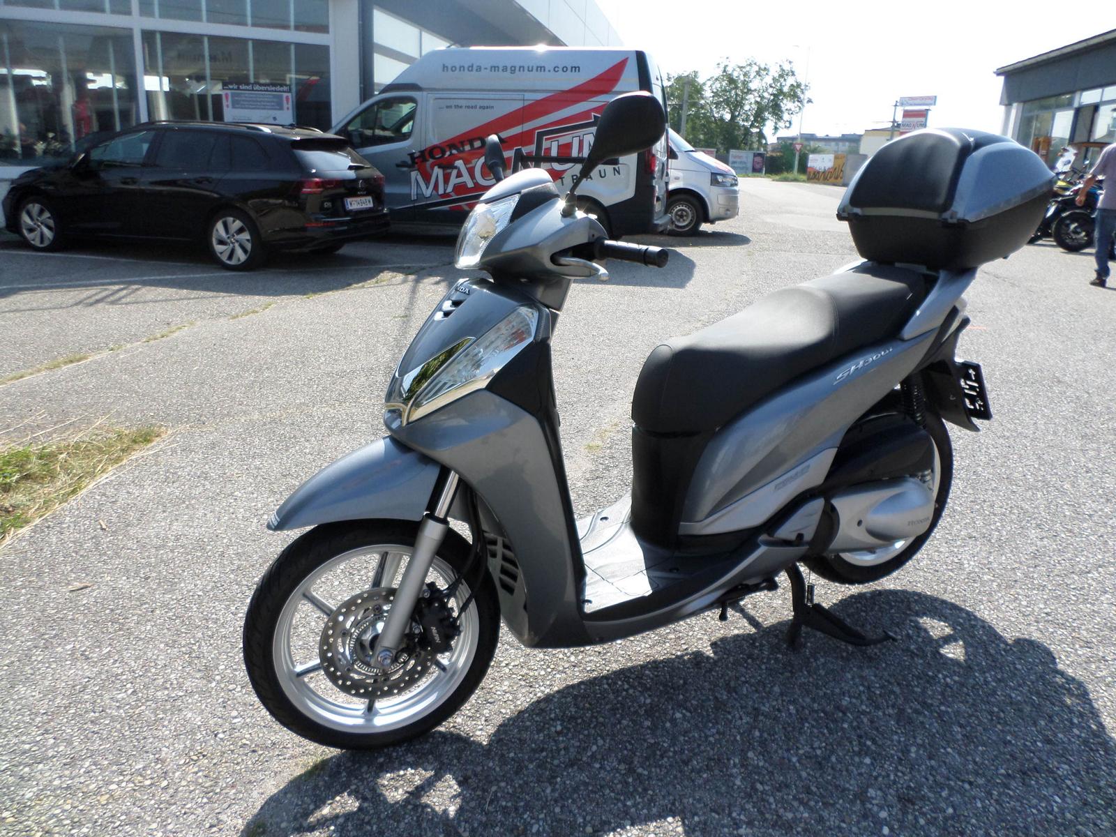 Honda<br>SH 300 mit Topcase – Bild 7