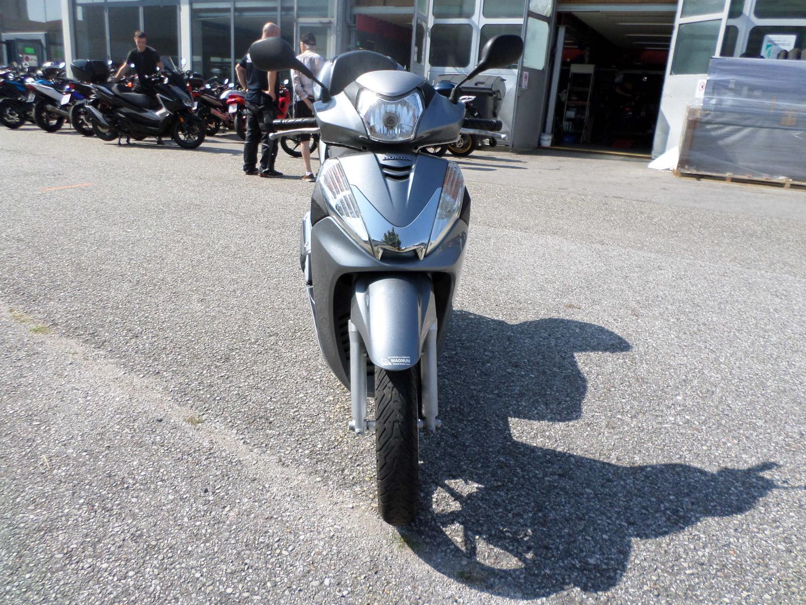 Honda<br>SH 300 mit Topcase – Bild 8